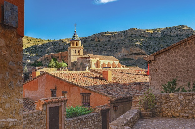 Una vista di un villaggio con una chiesa sullo sfondo