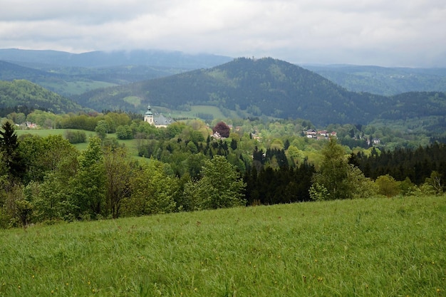 Una vista di un villaggio in montagna