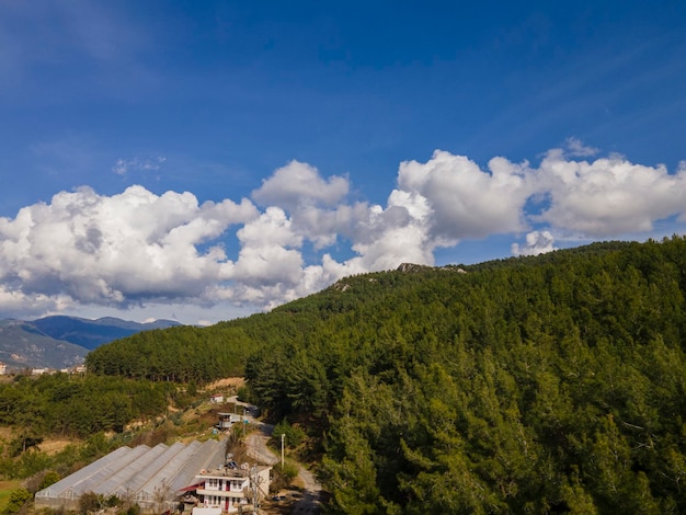 Una vista di un villaggio in montagna