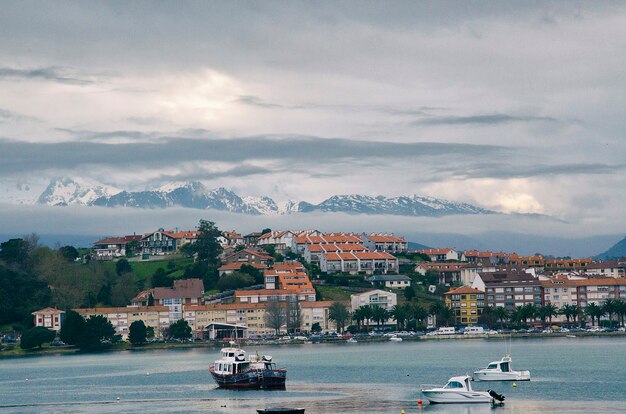 Una vista di un villaggio vicino al mare con le montagne alle spalle