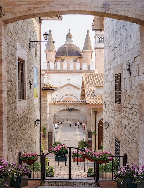 Una vista di una chiesa dalla strada