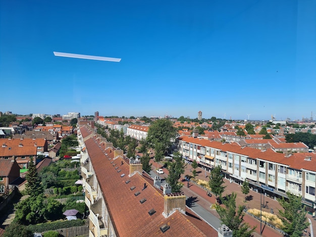 Una vista di una città con tetti rossi e un cielo blu