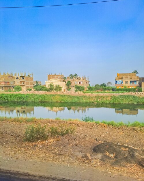 Una vista di una città tradizionale sul fiume Nilo vicino a Luxor, in Egitto