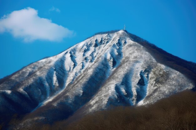 Una vista di una collina coperta di neve sullo sfondo del cielo