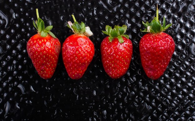 Una vista di una fragola dolce e matura succosa