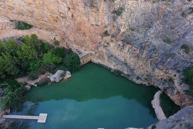 Una vista di una piscina con un ponte nel mezzo