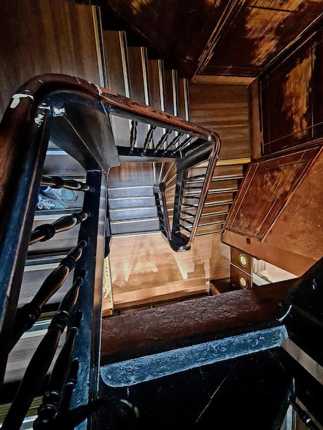 Una vista di una scala dall'alto di un edificio