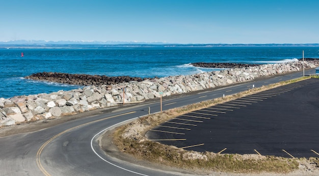 Una vista di una strada costiera e l'acqua a Westport Washington.