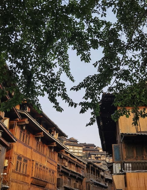 Una vista di una strada nella città vecchia di lijiang.