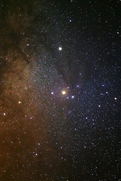 Una vista grandangolare della regione di Antares della Via Lattea