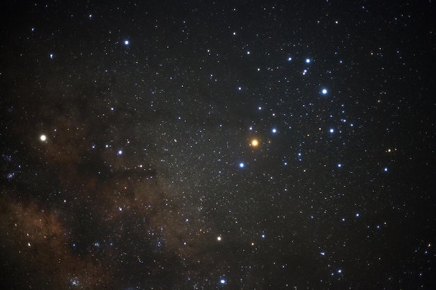 Una vista grandangolare della regione di Antares della Via Lattea