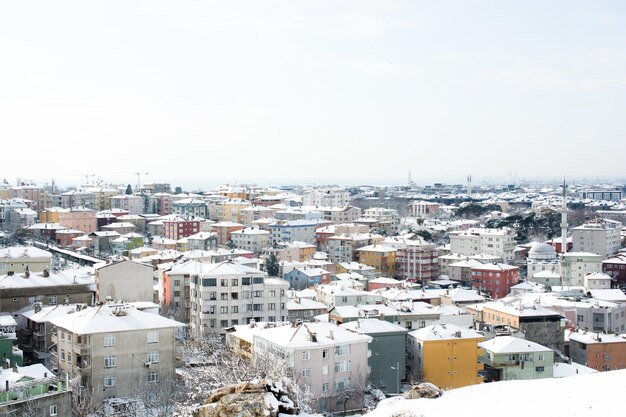 Una vista invernale dalla città di Istanbul con le case coperte di neve