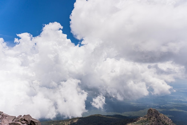 Una vista ipnotizzante del vulcano Malinche tra le nuvole