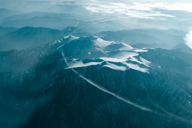 Una vista montagna invernale dalla finestra del piano