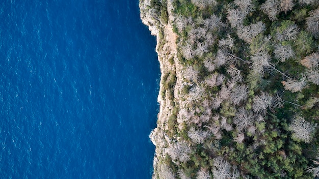 Una vista mozzafiato del mare azzurro dalla cima di una scogliera in Faralya Turchia bellezza incontaminata nella natura