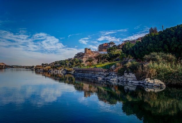 Una vista mozzafiato sull'affascinante città di Assuan e sul fiume Nilo al tramonto