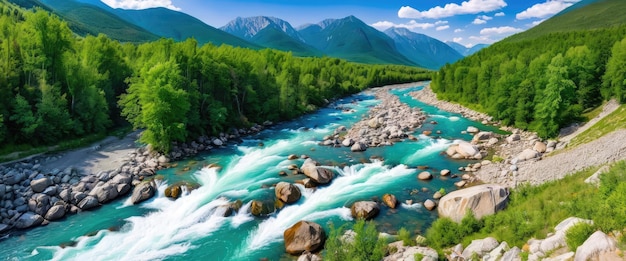 Una vista panoramica cattura un fiume di montagna che scorre graziosamente attraverso le rocce accidentate sul suo percorso