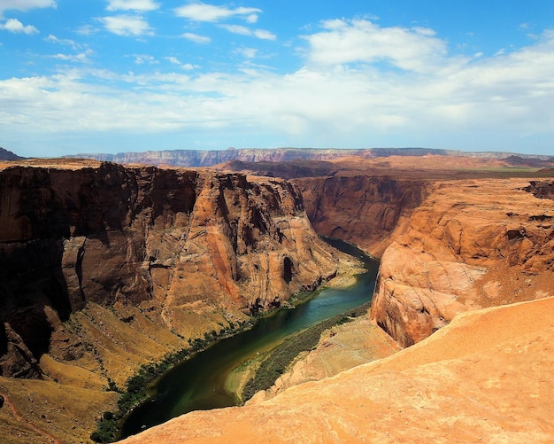 Una vista panoramica del canyon contro il cielo.