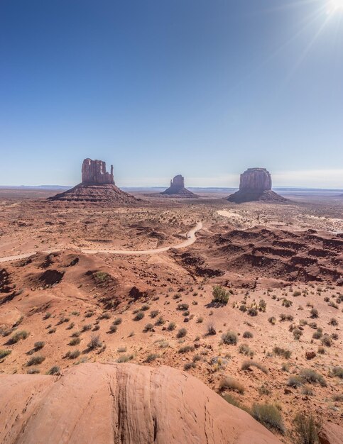 Una vista panoramica del deserto contro un cielo blu limpido