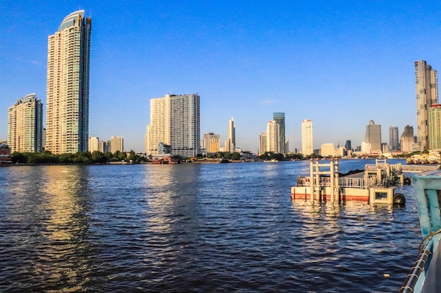 Una vista panoramica del fiume Chao Phraya situato a Bangkok in Thailandia