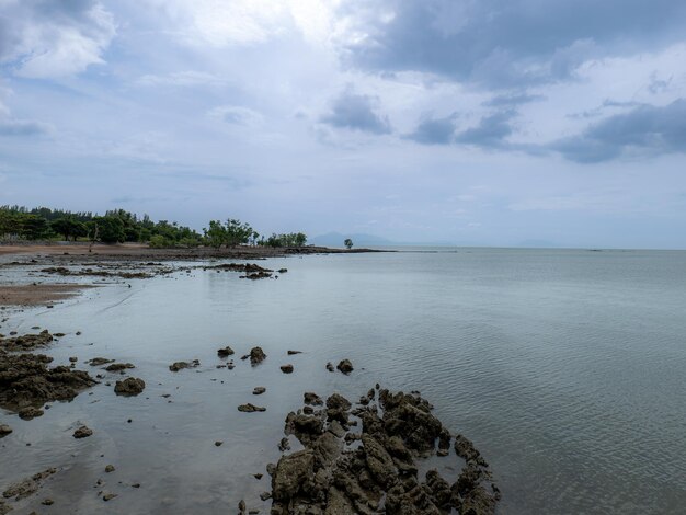 Una vista panoramica del mare, degli alberi e del cielo nel sud della Thailandia.