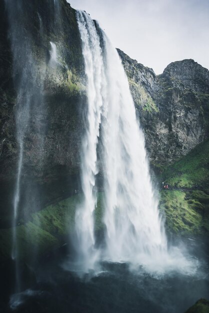 Una vista panoramica della cascata.