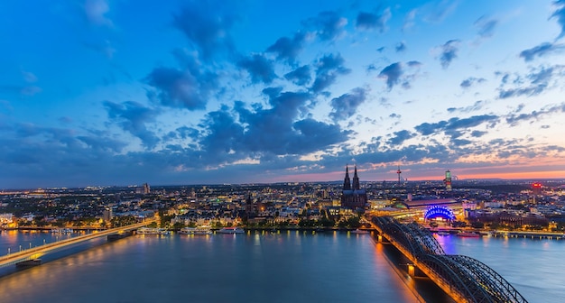 Una vista panoramica della città di Colonia in Germania al tramonto. Portato fuori con un 5D mark III.