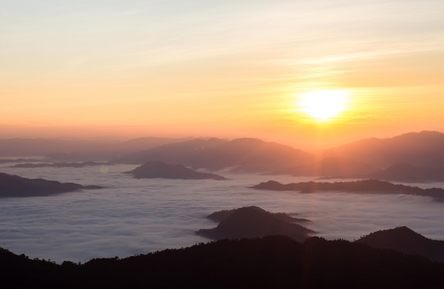 Una vista panoramica della montagna in mattinata.