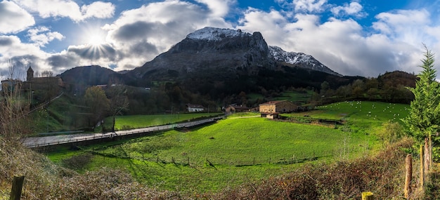 una vista panoramica della valle di Atxondo in controluce nei Paesi Baschi