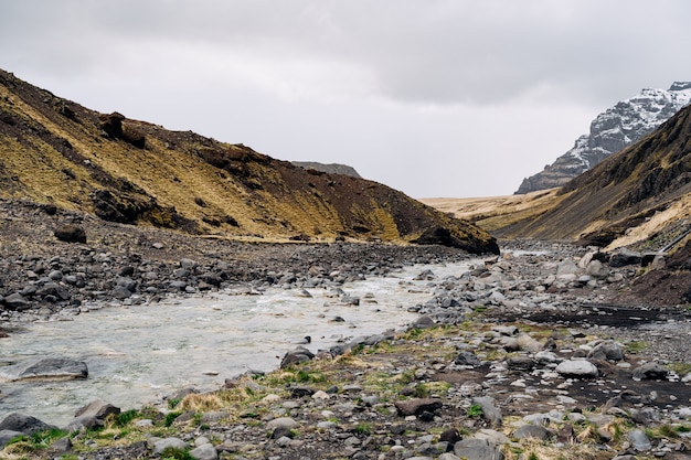 Una vista panoramica della valle in Islanda il fiume di montagna poco profondo scorre attraverso la gola