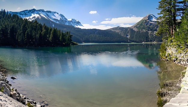 Una vista panoramica di un lago alpino sereno e cristallino