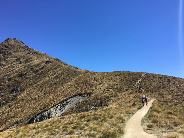 Una vista panoramica di un paesaggio arido contro un cielo blu limpido