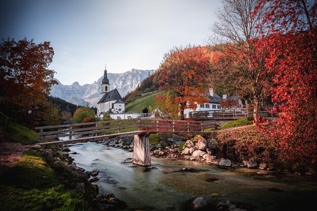 Una vista panoramica di un ponte su un fiume vicino alla chiesa parrocchiale di San Sebastiano a Berchtesgaden, in Germania