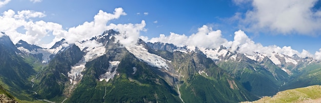 Una vista panoramica sulle montagne rocciose sotto le nuvole