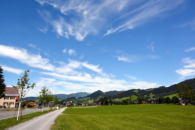 Una vista pittoresca di un piccolo villaggio e una strada con case sullo sfondo sono lontane montagne