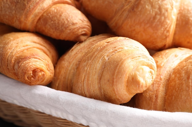 Una vista ravvicinata dei gustosi croissant croccanti freschi