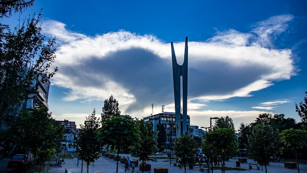 Una vista straordinaria del monumento e delle nuvole al tramonto a Pristina