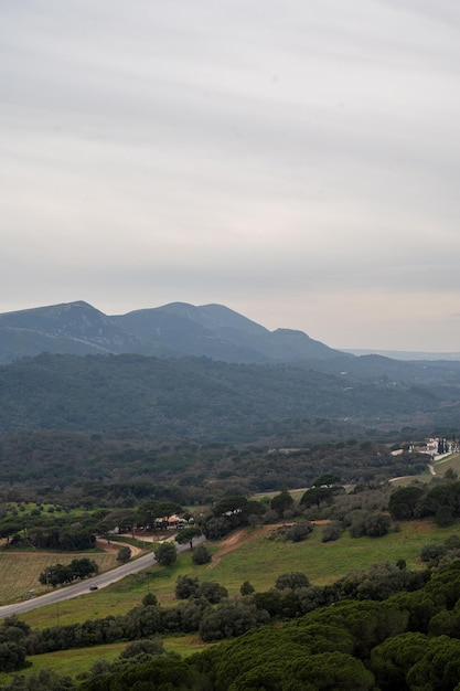 Una vista sulle montagne e una strada con poche auto in lontananza.