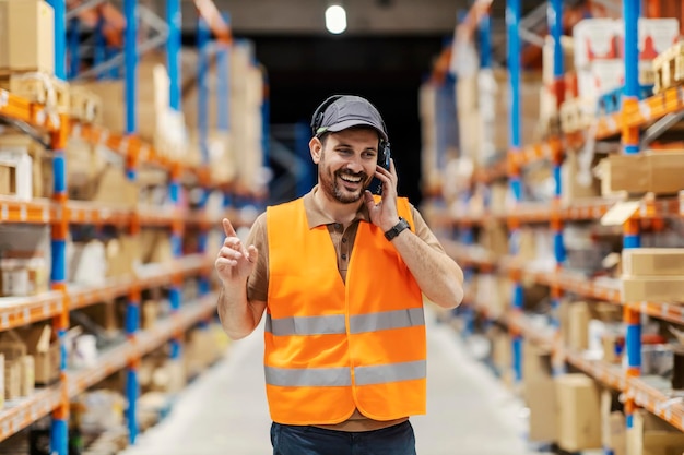 Una voce del lavoratore del centro di consegna che seleziona le spedizioni