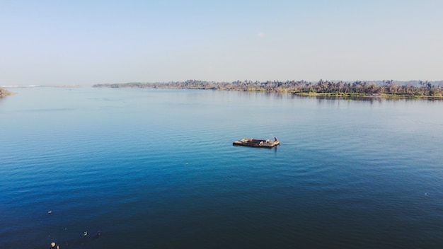 Una zattera di bambù sta guidando sul fiume Opak