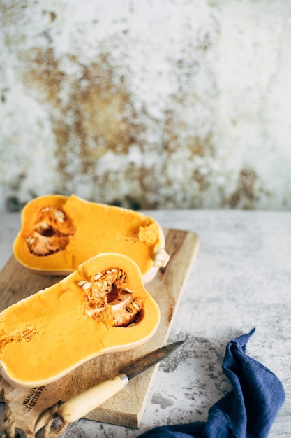 Una zucca butternut tagliata a metà