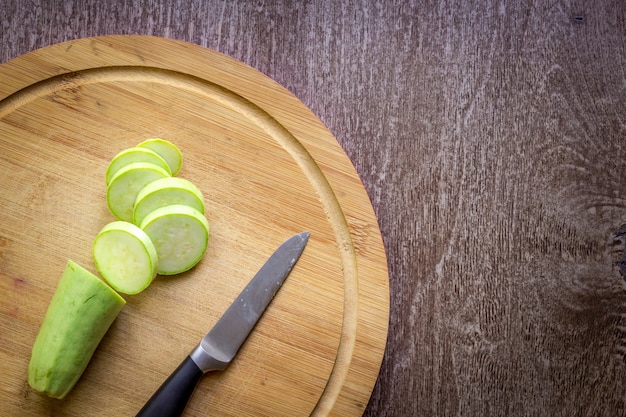 Una zucchina a fette su una tavola di legno