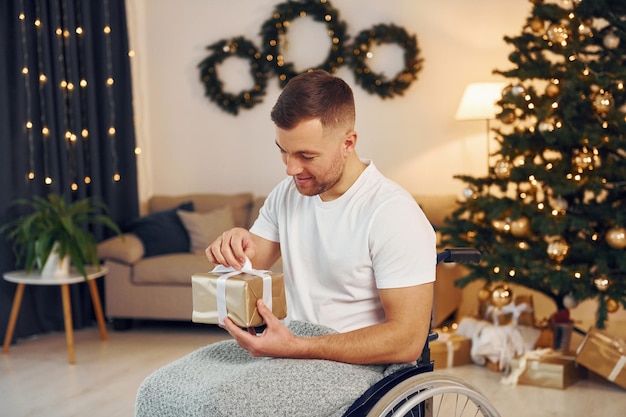 Unboxing preset Il nuovo anno sta arrivando L'uomo disabile in sedia a rotelle è a casa