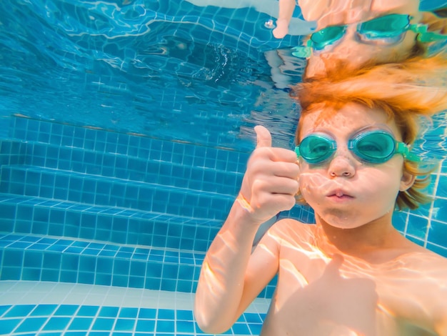 Underwater Young Boy Fun in piscina con occhiali Summer Vacation Fun