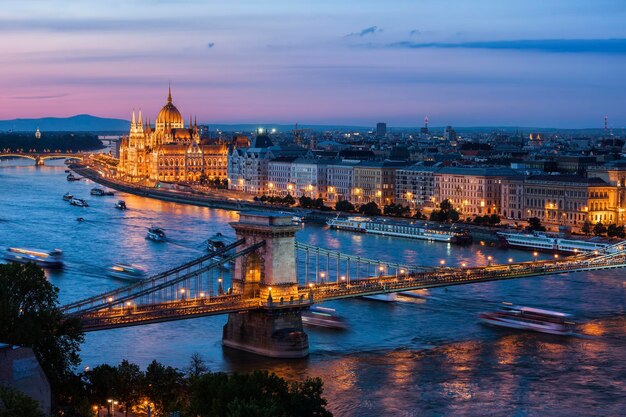 Ungheria, Budapest, paesaggio urbano al tramonto con il Ponte delle Catene sul Danubio