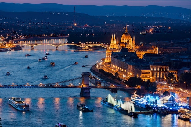 Ungheria, Budapest, paesaggio urbano serale lungo il fiume Danubio