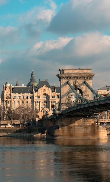 Ungheria Budapest, Ponte delle Catene sullo sfondo del Palazzo Gresham, riflesso sull'acqua