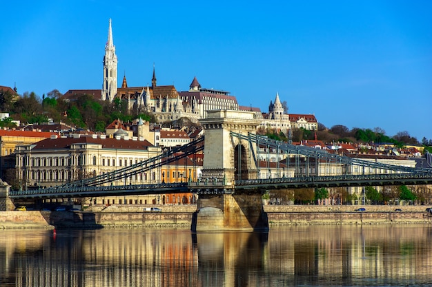 Ungheria, paesaggio urbano primaverile di Budapest, Ponte delle catene sullo sfondo del Bastione dei Pescatori