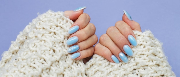 Unghie accoglienti con manicure invernale con fiocchi di neve