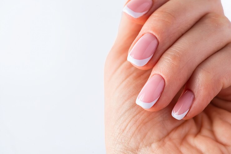 Unghie della donna con bella french manicure